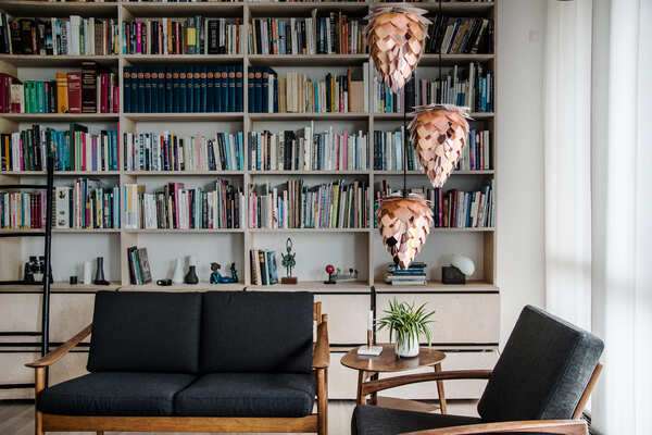 Livres rangés dans un espace calme et lumineux